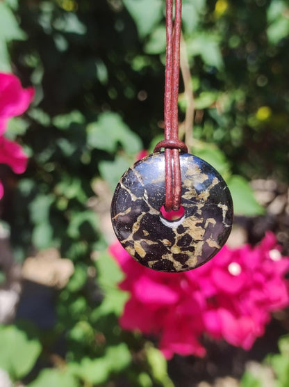 Hämatit Hematit Schutzdonut 30mm ~ Edelstein Kette HIPPIE GOA Ethno Nature Donut Schutzsymbol Heilstein Rarität natürlich Silber schimmernd - Art of Nature Berlin