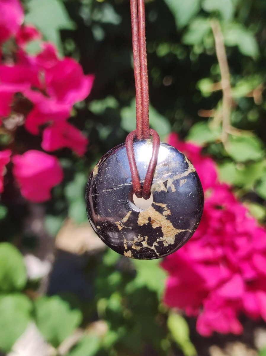 Hämatit Hematit Schutzdonut 30mm ~ Edelstein Kette HIPPIE GOA Ethno Nature Donut Schutzsymbol Heilstein Rarität natürlich Silber schimmernd - Art of Nature Berlin