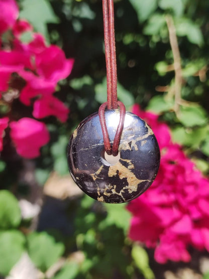 Hämatit Hematit Schutzdonut 30mm ~ Edelstein Kette HIPPIE GOA Ethno Nature Donut Schutzsymbol Heilstein Rarität natürlich Silber schimmernd - Art of Nature Berlin