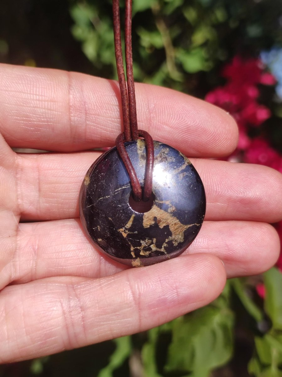 Hämatit Hematit Schutzdonut 30mm ~ Edelstein Kette HIPPIE GOA Ethno Nature Donut Schutzsymbol Heilstein Rarität natürlich Silber schimmernd - Art of Nature Berlin