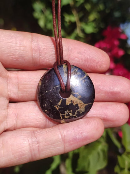 Hämatit Hematit Schutzdonut 30mm ~ Edelstein Kette HIPPIE GOA Ethno Nature Donut Schutzsymbol Heilstein Rarität natürlich Silber schimmernd - Art of Nature Berlin