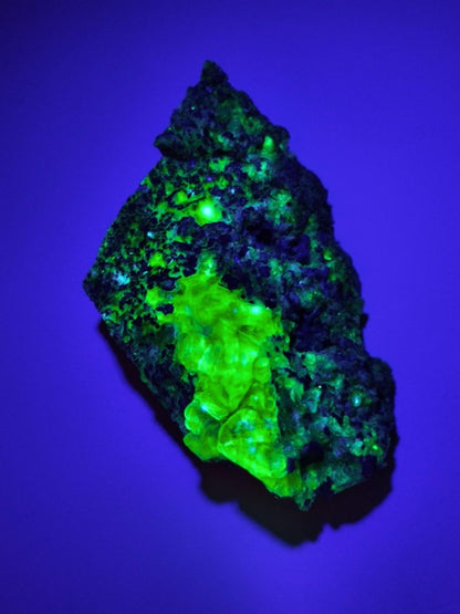 Hyalit Opal Namibia | UV aktiver Hyalit mit neongrüner Fluoreszenz | Traubige Mineralstufe Erongo| Sammler mineral Kristall Rarität - Art of Nature Berlin