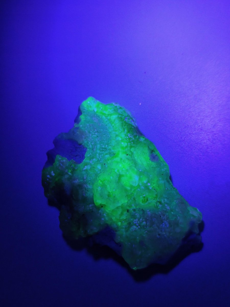 Hyalit Opal Namibia | UV aktiver Hyalit mit neongrüner Fluoreszenz | Traubige Mineralstufe Erongo| Sammler mineral Kristall Rarität - Art of Nature Berlin