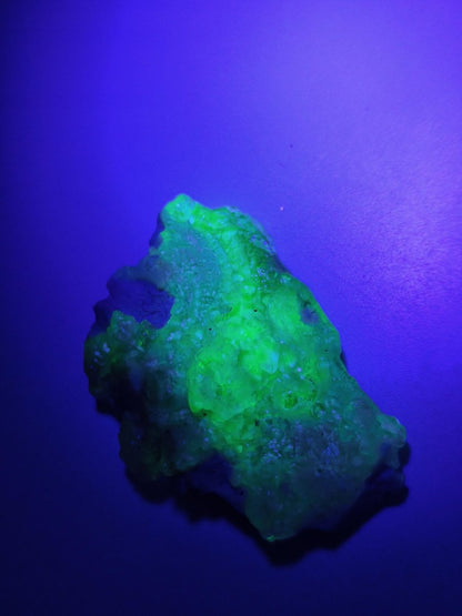 Hyalit Opal Namibia | UV aktiver Hyalit mit neongrüner Fluoreszenz | Traubige Mineralstufe Erongo| Sammler mineral Kristall Rarität - Art of Nature Berlin