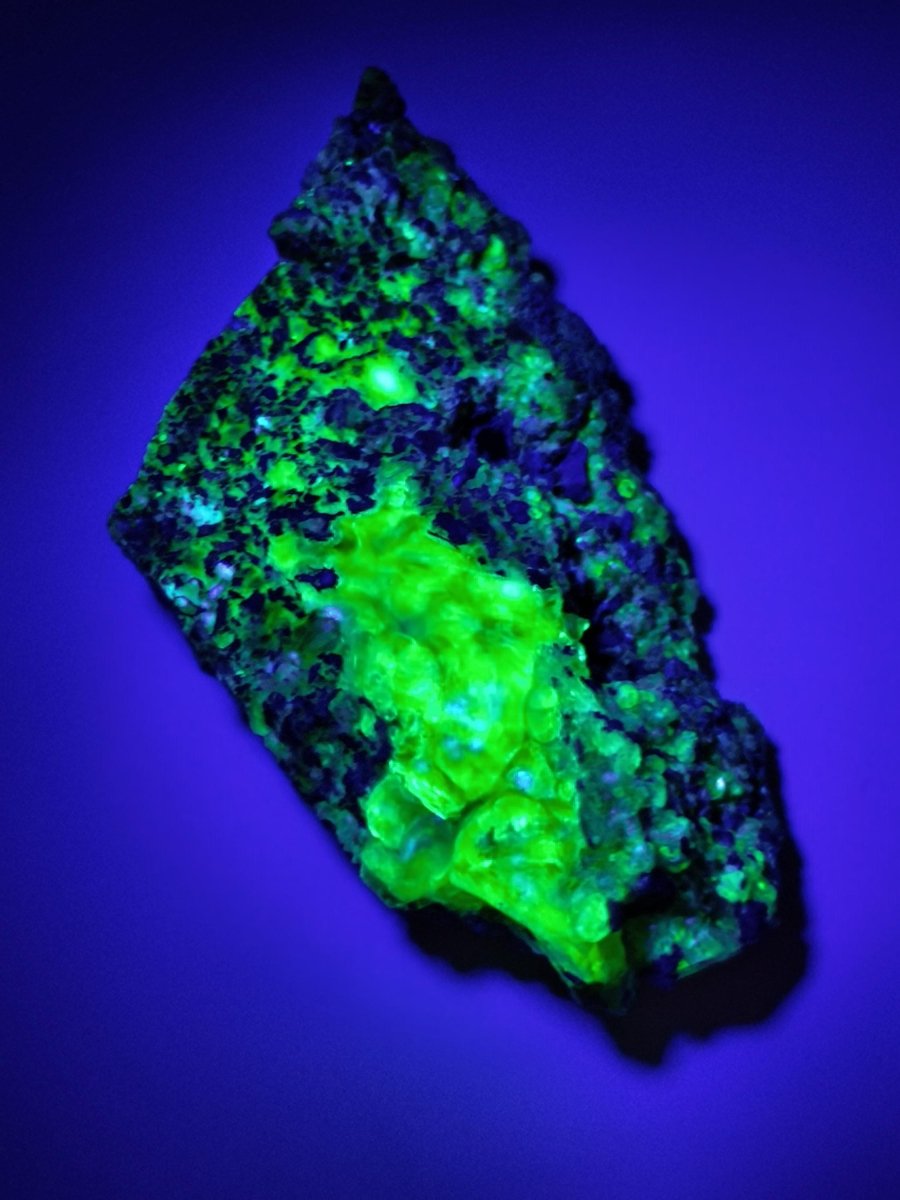 Hyalit Opal Namibia | UV aktiver Hyalit mit neongrüner Fluoreszenz | Traubige Mineralstufe Erongo| Sammler mineral Kristall Rarität - Art of Nature Berlin