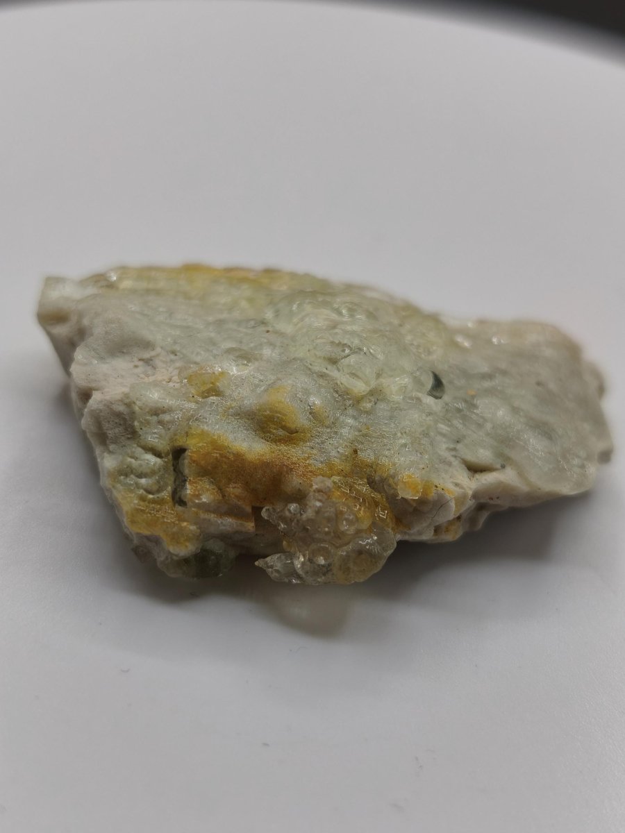 Hyalit Opal Namibia | UV aktiver Hyalit mit neongrüner Fluoreszenz | Traubige Mineralstufe Erongo| Sammler mineral Kristall Rarität - Art of Nature Berlin