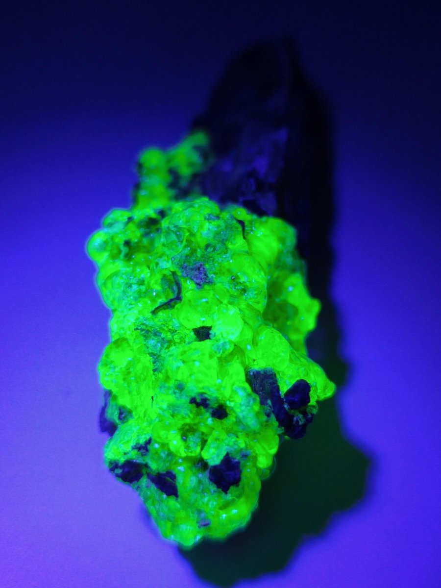 Hyalit Opal Namibia | UV aktiver Hyalit mit neongrüner Fluoreszenz | Traubige Mineralstufe Erongo| Sammler mineral Kristall Rarität - Art of Nature Berlin
