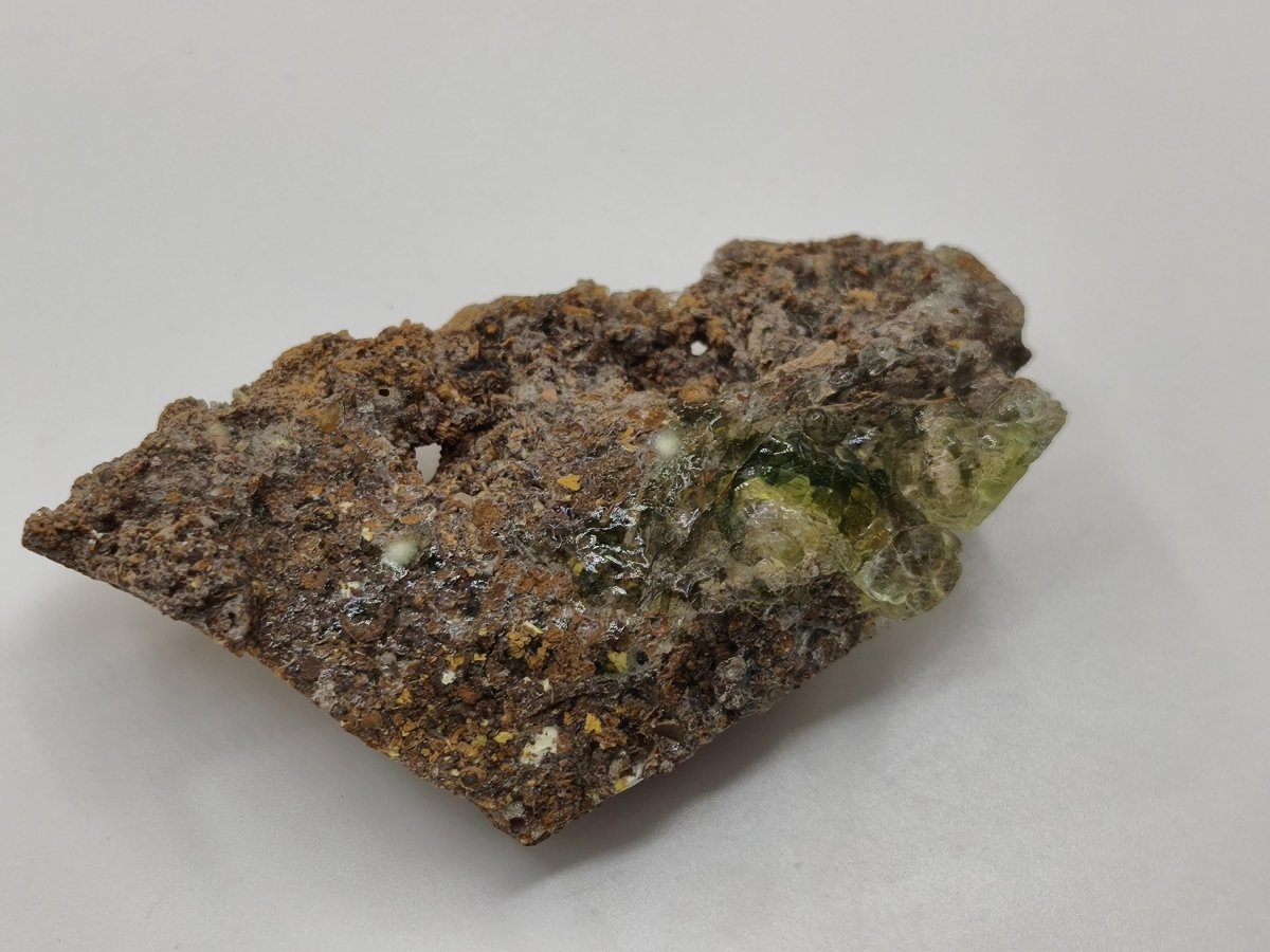 Hyalit Opal Namibia | UV aktiver Hyalit mit neongrüner Fluoreszenz | Traubige Mineralstufe Erongo| Sammler mineral Kristall Rarität - Art of Nature Berlin