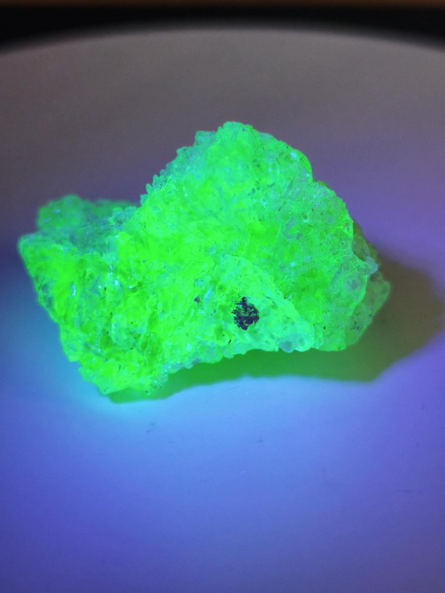 Hyalit Opal Namibia | UV aktiver Hyalit mit neongrüner Fluoreszenz | Traubige Mineralstufe Erongo| Sammler mineral Kristall Rarität - Art of Nature Berlin