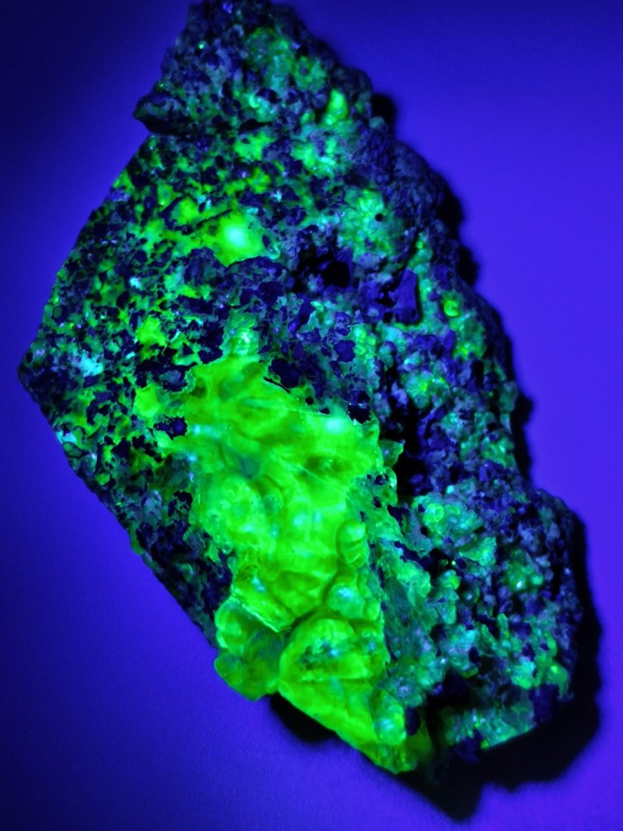 Hyalit Opal Namibia | UV aktiver Hyalit mit neongrüner Fluoreszenz | Traubige Mineralstufe Erongo| Sammler mineral Kristall Rarität - Art of Nature Berlin