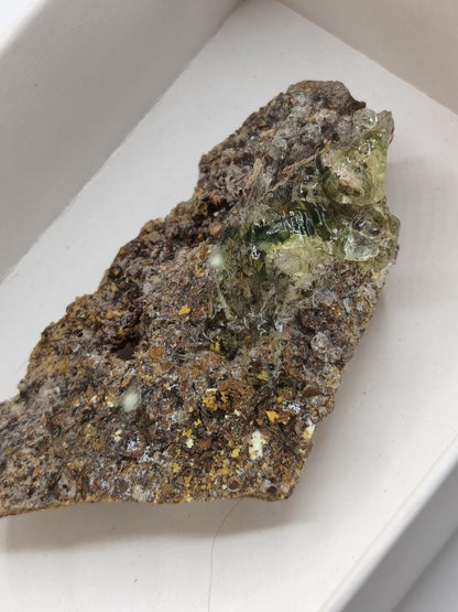 Hyalit Opal Namibia | UV aktiver Hyalit mit neongrüner Fluoreszenz | Traubige Mineralstufe Erongo| Sammler mineral Kristall Rarität - Art of Nature Berlin