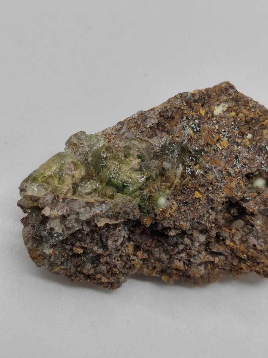 Hyalit Opal Namibia | UV aktiver Hyalit mit neongrüner Fluoreszenz | Traubige Mineralstufe Erongo| Sammler mineral Kristall Rarität - Art of Nature Berlin