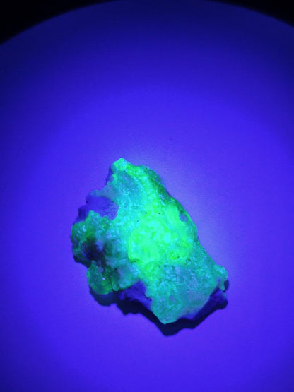 Hyalit Opal Namibia | UV aktiver Hyalit mit neongrüner Fluoreszenz | Traubige Mineralstufe Erongo| Sammler mineral Kristall Rarität - Art of Nature Berlin