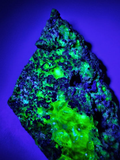 Hyalit Opal Namibia | UV aktiver Hyalit mit neongrüner Fluoreszenz | Traubige Mineralstufe Erongo| Sammler mineral Kristall Rarität - Art of Nature Berlin
