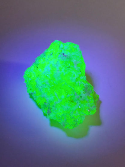 Hyalit Opal Namibia | UV aktiver Hyalit mit neongrüner Fluoreszenz | Traubige Mineralstufe Erongo| Sammler mineral Kristall Rarität - Art of Nature Berlin