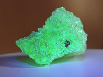 Hyalit Opal Namibia | UV aktiver Hyalit mit neongrüner Fluoreszenz | Traubige Mineralstufe Erongo| Sammler mineral Kristall Rarität - Art of Nature Berlin