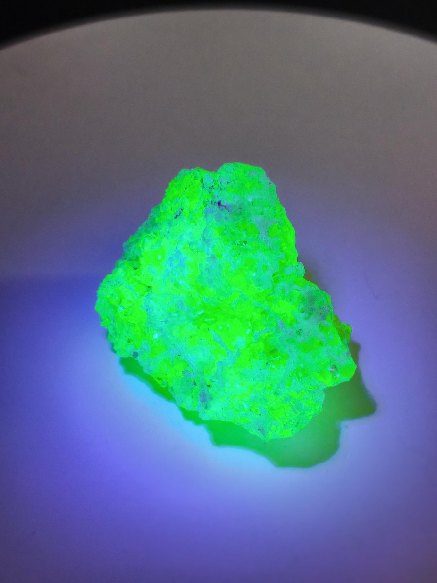 Hyalit Opal Namibia | UV aktiver Hyalit mit neongrüner Fluoreszenz | Traubige Mineralstufe Erongo| Sammler mineral Kristall Rarität - Art of Nature Berlin