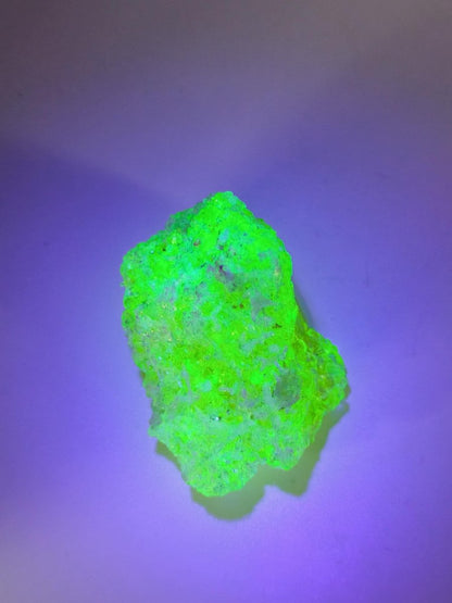 Hyalit Opal Namibia | UV aktiver Hyalit mit neongrüner Fluoreszenz | Traubige Mineralstufe Erongo| Sammler mineral Kristall Rarität - Art of Nature Berlin
