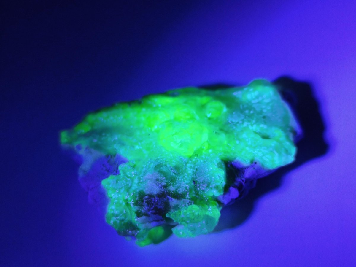 Hyalit Opal Namibia | UV aktiver Hyalit mit neongrüner Fluoreszenz | Traubige Mineralstufe Erongo| Sammler mineral Kristall Rarität - Art of Nature Berlin