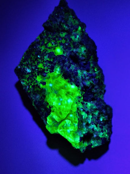 Hyalit Opal Namibia | UV aktiver Hyalit mit neongrüner Fluoreszenz | Traubige Mineralstufe Erongo| Sammler mineral Kristall Rarität - Art of Nature Berlin