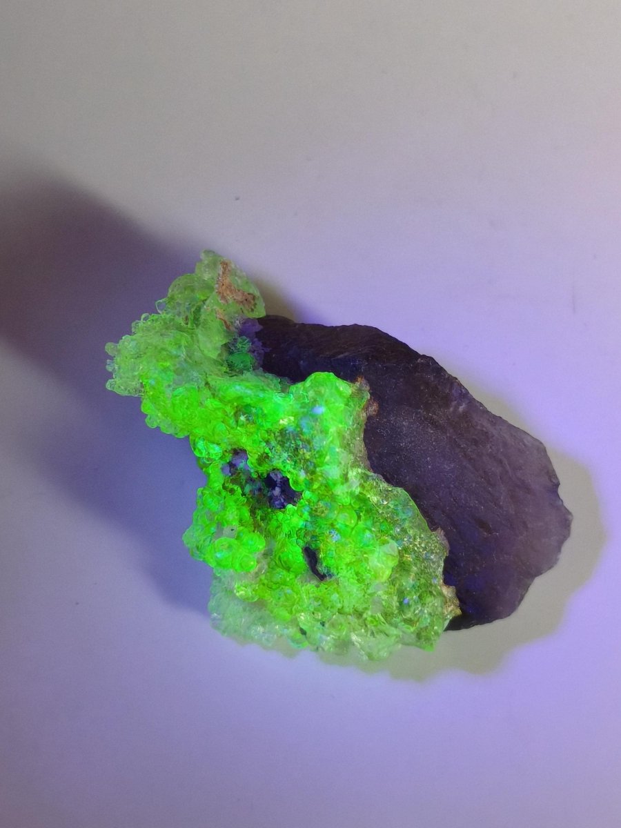 Hyalit Opal Namibia | UV aktiver Hyalit mit neongrüner Fluoreszenz | Traubige Mineralstufe Erongo| Sammler mineral Kristall Rarität - Art of Nature Berlin