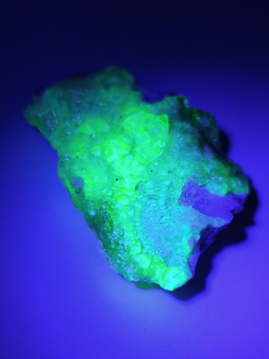 Hyalit Opal Namibia | UV aktiver Hyalit mit neongrüner Fluoreszenz | Traubige Mineralstufe Erongo| Sammler mineral Kristall Rarität - Art of Nature Berlin