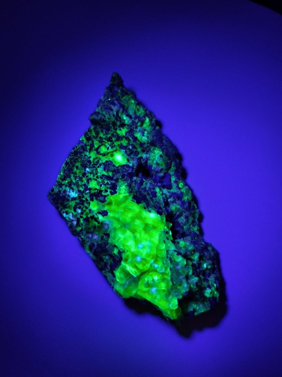 Hyalit Opal Namibia | UV aktiver Hyalit mit neongrüner Fluoreszenz | Traubige Mineralstufe Erongo| Sammler mineral Kristall Rarität - Art of Nature Berlin