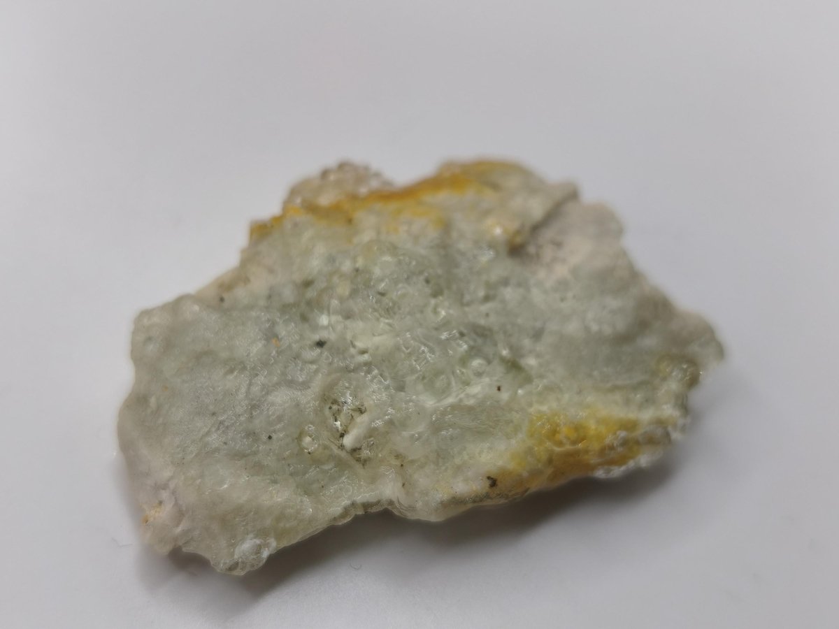 Hyalit Opal Namibia | UV aktiver Hyalit mit neongrüner Fluoreszenz | Traubige Mineralstufe Erongo| Sammler mineral Kristall Rarität - Art of Nature Berlin
