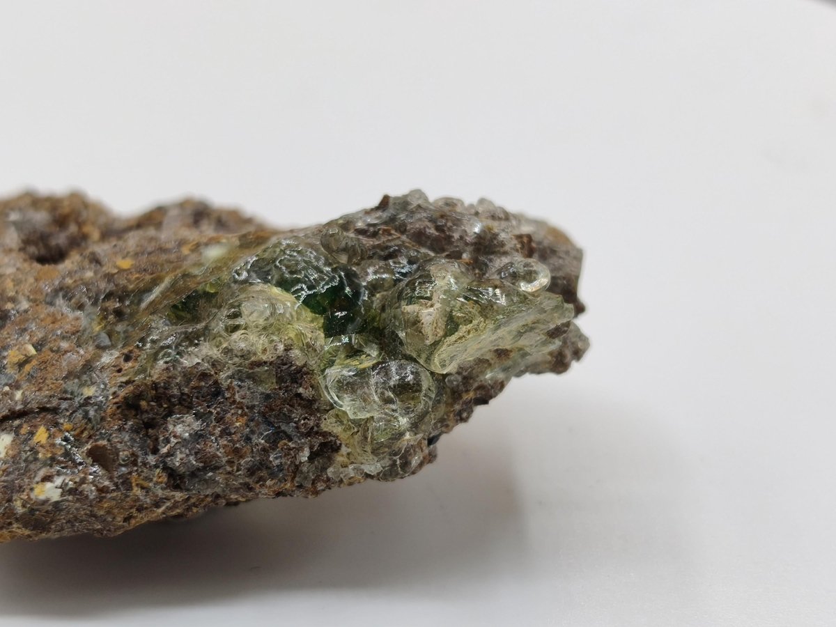 Hyalit Opal Namibia | UV aktiver Hyalit mit neongrüner Fluoreszenz | Traubige Mineralstufe Erongo| Sammler mineral Kristall Rarität - Art of Nature Berlin