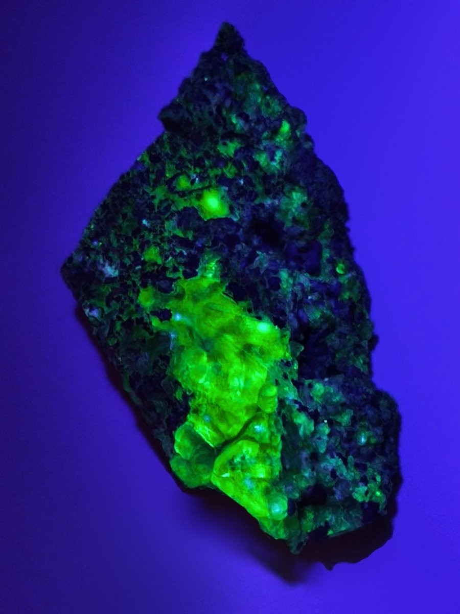 Hyalit Opal Namibia | UV aktiver Hyalit mit neongrüner Fluoreszenz | Traubige Mineralstufe Erongo| Sammler mineral Kristall Rarität - Art of Nature Berlin