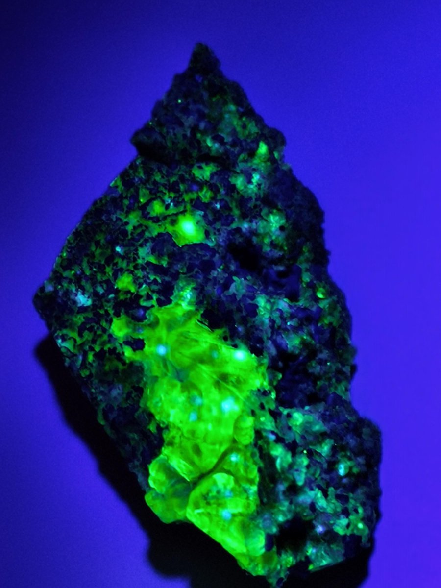 Hyalit Opal Namibia | UV aktiver Hyalit mit neongrüner Fluoreszenz | Traubige Mineralstufe Erongo| Sammler mineral Kristall Rarität - Art of Nature Berlin