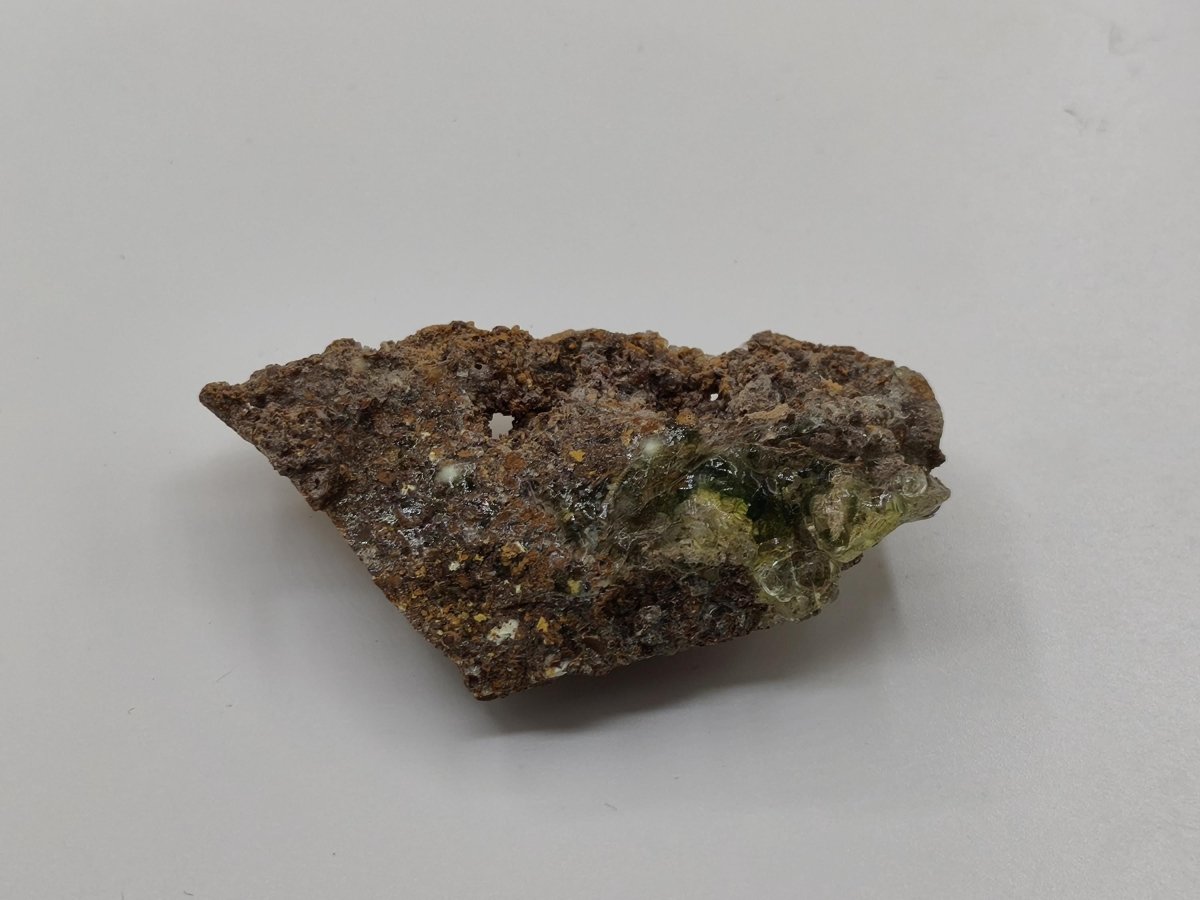Hyalit Opal Namibia | UV aktiver Hyalit mit neongrüner Fluoreszenz | Traubige Mineralstufe Erongo| Sammler mineral Kristall Rarität - Art of Nature Berlin