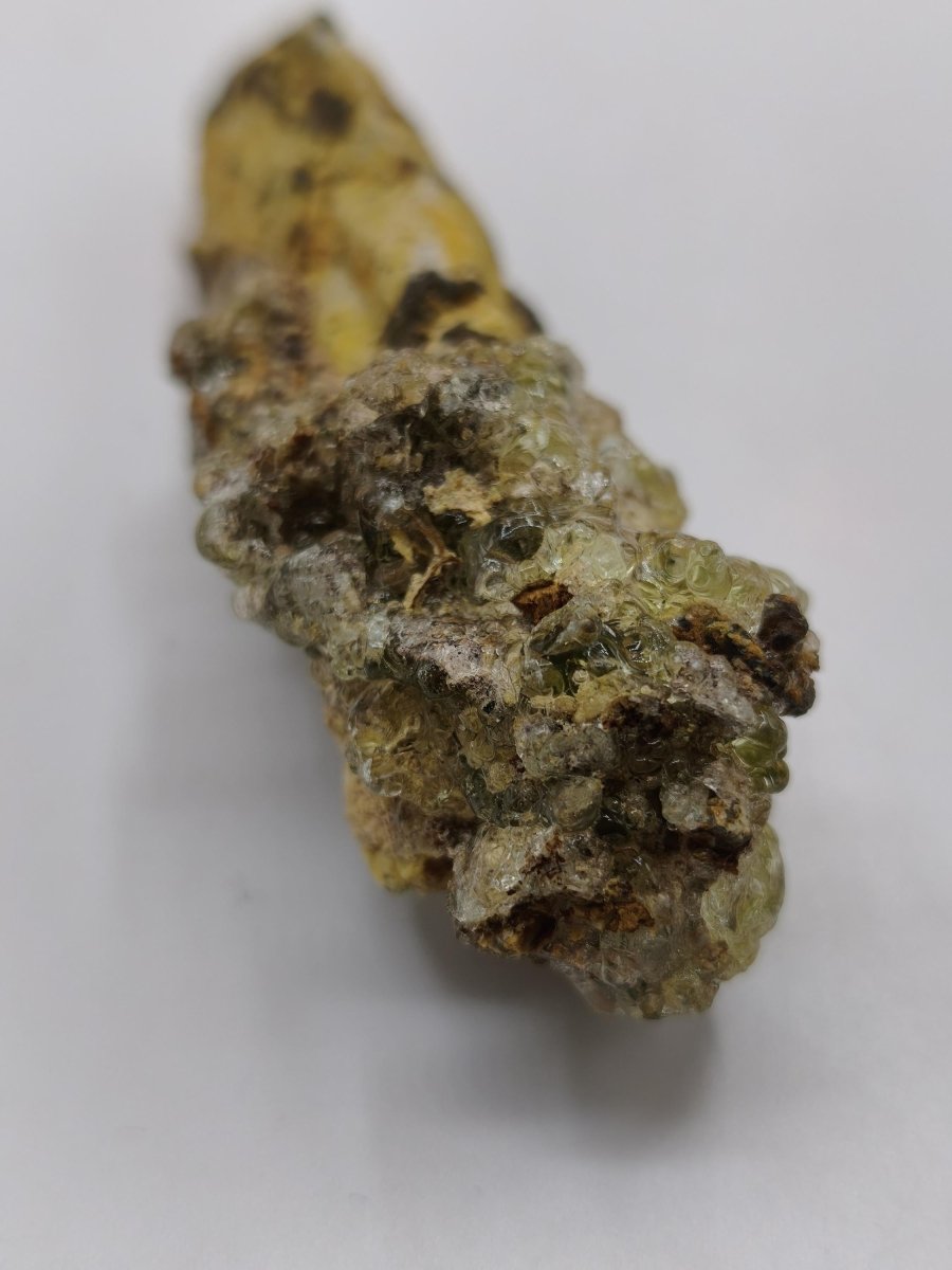 Hyalit Opal Namibia | UV aktiver Hyalit mit neongrüner Fluoreszenz | Traubige Mineralstufe Erongo| Sammler mineral Kristall Rarität - Art of Nature Berlin