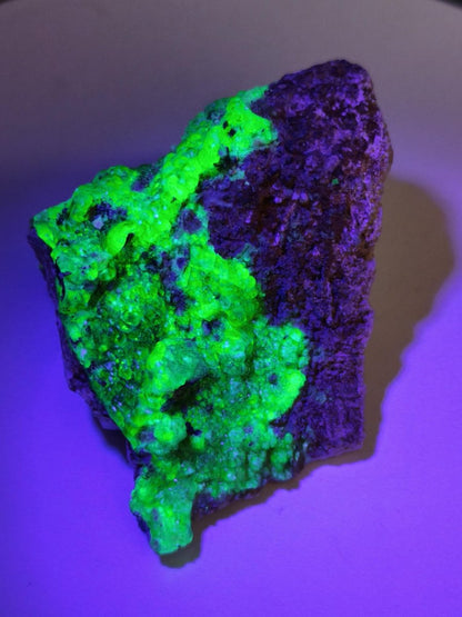 Hyalit Opal XL Namibia | UV aktiver Hyalit mit neongrüner Fluoreszenz | Traubige Mineralstufe Erongo| Sammler mineral Kristall Rarität - Art of Nature Berlin