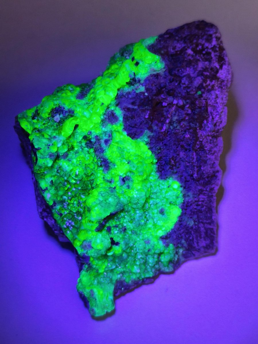 Hyalit Opal XL Namibia | UV aktiver Hyalit mit neongrüner Fluoreszenz | Traubige Mineralstufe Erongo| Sammler mineral Kristall Rarität - Art of Nature Berlin