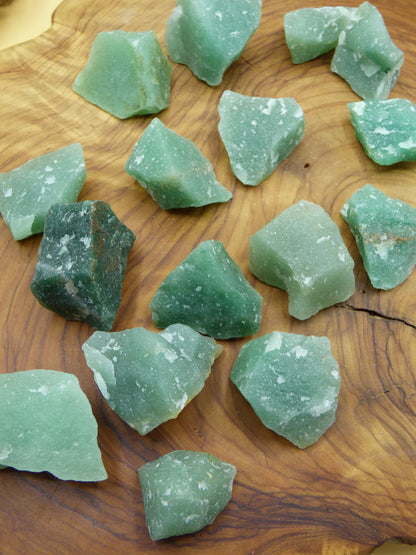 Aventurine "A" brut vert Charge+Décharge Pierres précieuses & Pierre à eau pour l'eau potable Eau de gemme Chakra Pierre de guérison Médecine naturelle Eau énergétique