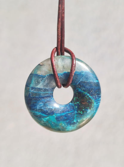 Shattuckite - Chrysocoll Donut 30mm Collier de pierres précieuses Pierre de guérison Symbole de protection Homme Femme Bonheur HIPPIE GOA Boho Tibet Ethnique Naturel Rareté Cadeau