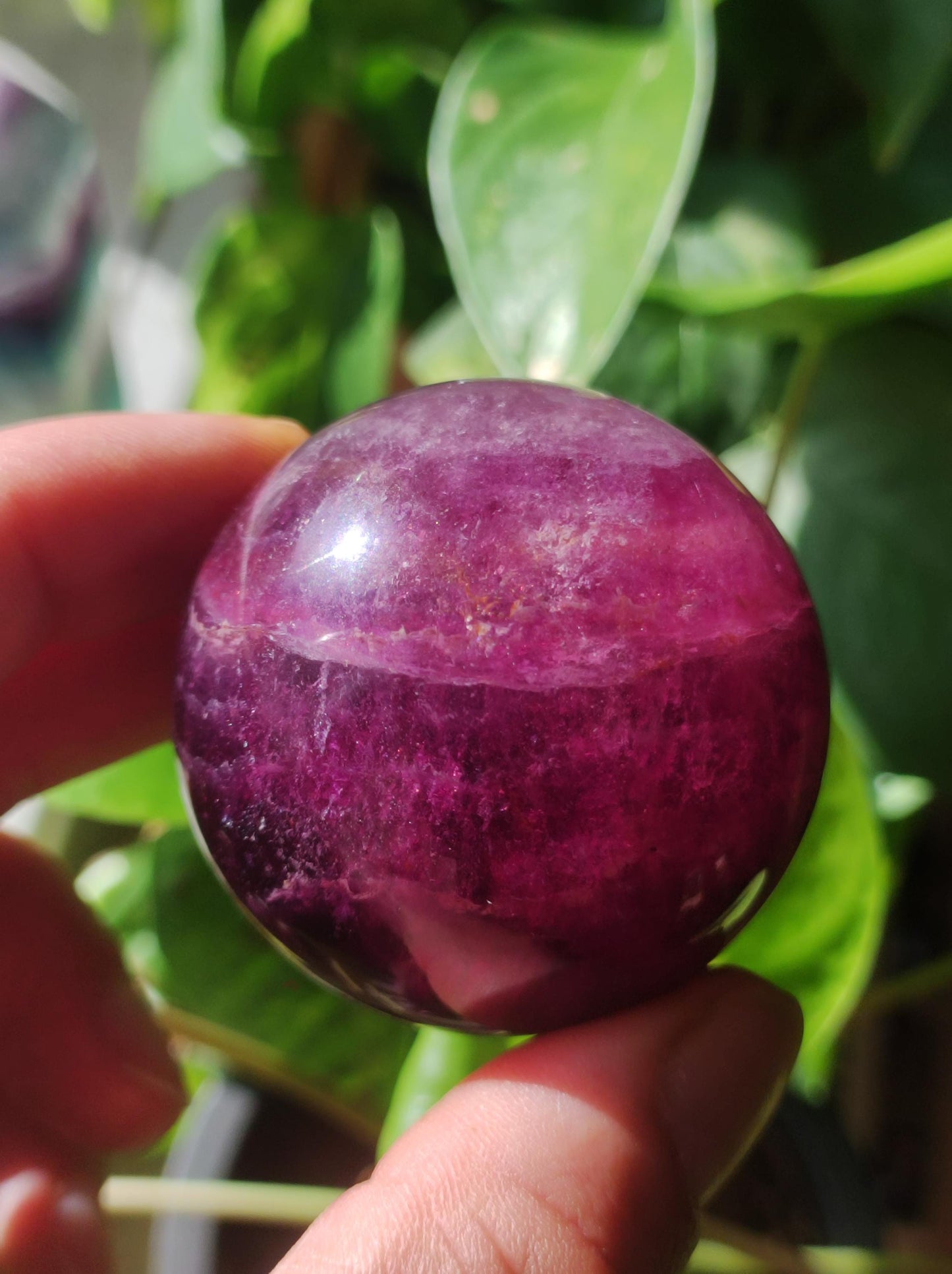 Fluorite rose rose rouge ~ Boule de pierres précieuses magique Massage et décoration Sphère Boule de jeu en cristal Méditation HIPPIE GOA Pierre de guérison ethnique Trésor naturel