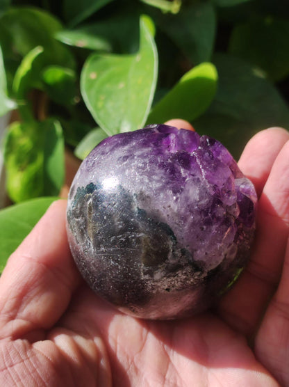 Boule de géode d'améthyste ~ Pierre précieuse magique décorative, niveau de cristal, boule de guérison, balle de jeu, méditation HIPPIE GOA Boho ethnique violet énergie