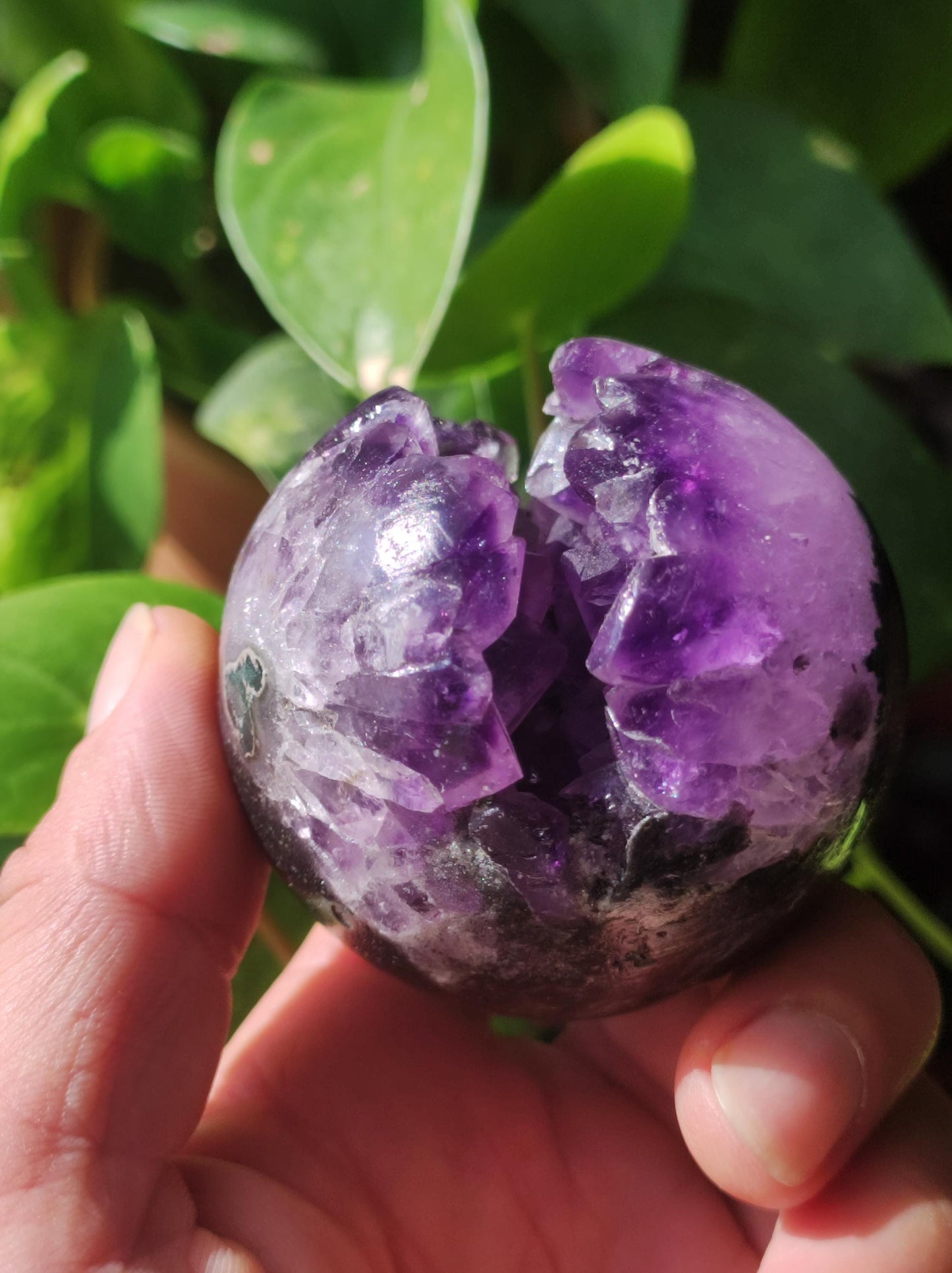 Boule de géode d'améthyste ~ Pierre précieuse magique décorative, niveau de cristal, boule de guérison, balle de jeu, méditation HIPPIE GOA Boho ethnique violet énergie