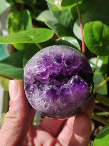 Boule de géode d'améthyste ~ Pierre précieuse magique décorative, niveau de cristal, boule de guérison, balle de jeu, méditation HIPPIE GOA Boho ethnique violet énergie