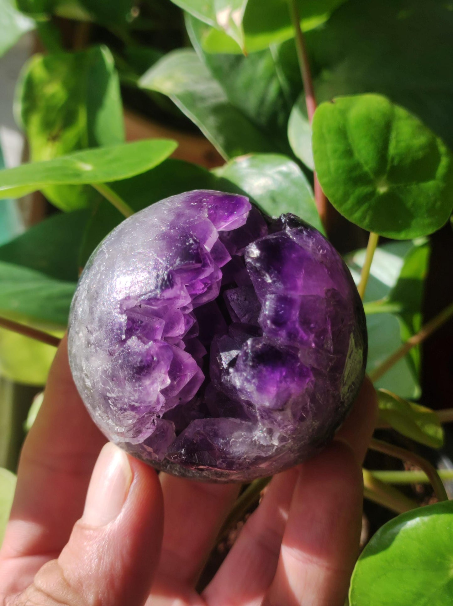 Boule de géode d'améthyste ~ Pierre précieuse magique décorative, niveau de cristal, boule de guérison, balle de jeu, méditation HIPPIE GOA Boho ethnique violet énergie