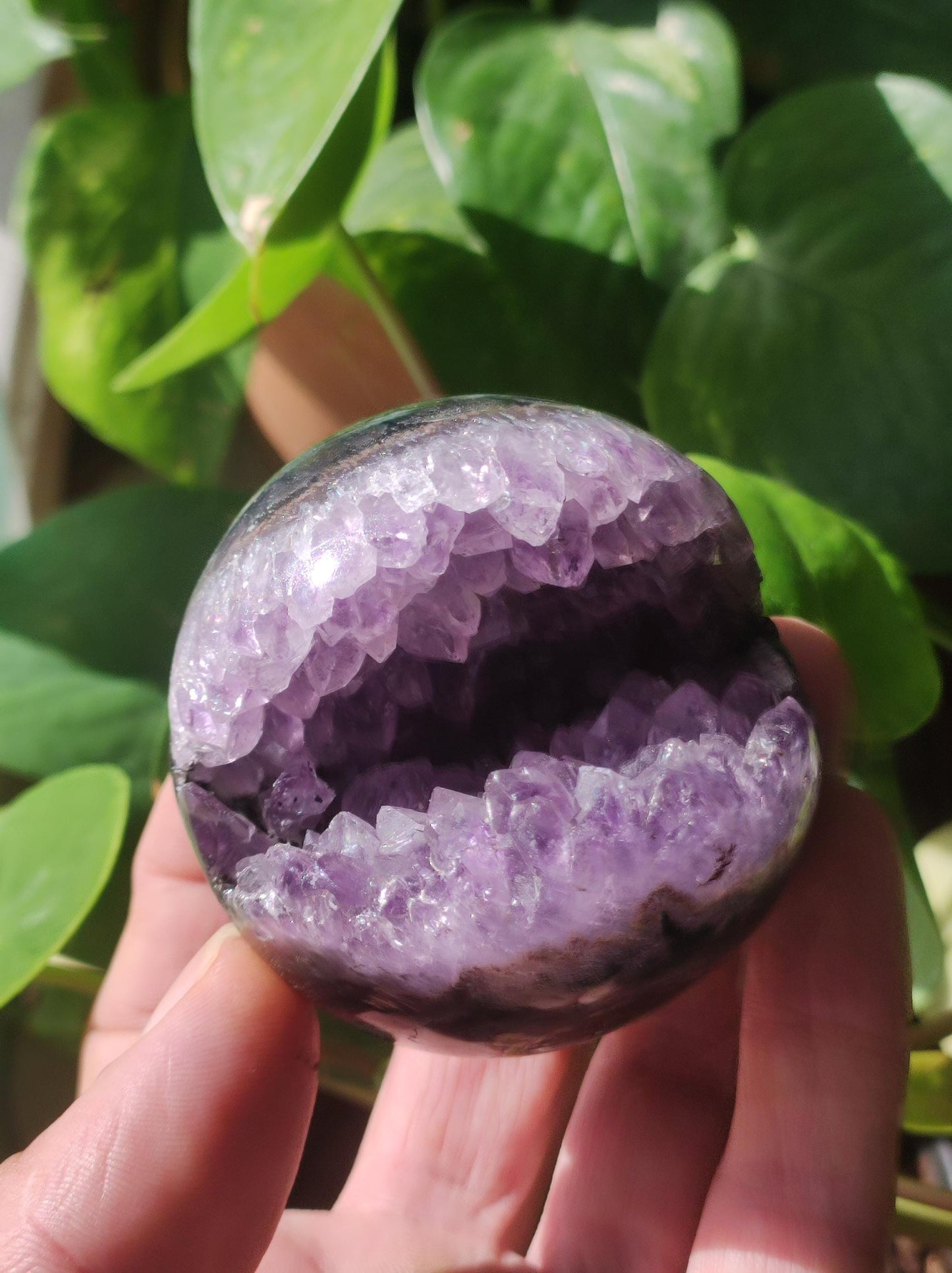 Boule de géode d'améthyste ~ Pierre précieuse magique décorative, niveau de cristal, boule de guérison, balle de jeu, méditation HIPPIE GOA Boho ethnique violet énergie