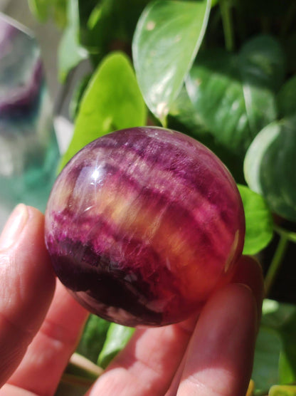 Fluorite violet rose rose rouge ~ Boule de pierres précieuses magique Massage et décoration Sphère Boule de jeu en cristal Méditation HIPPIE Pierre de guérison ethnique Trésor naturel