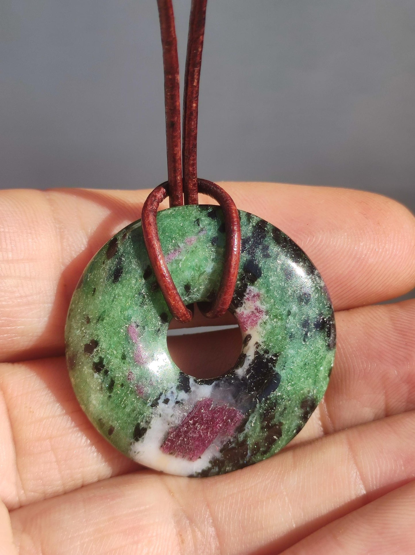 Rubis en Zoisite ~ Donut Collier de pierres précieuses Rouge Vert Pierre de guérison naturelle Homme Femme Bonne chance Protection HIPPIE GOA Boho Tibet Ethnique Rareté Cadeau Lui Elle