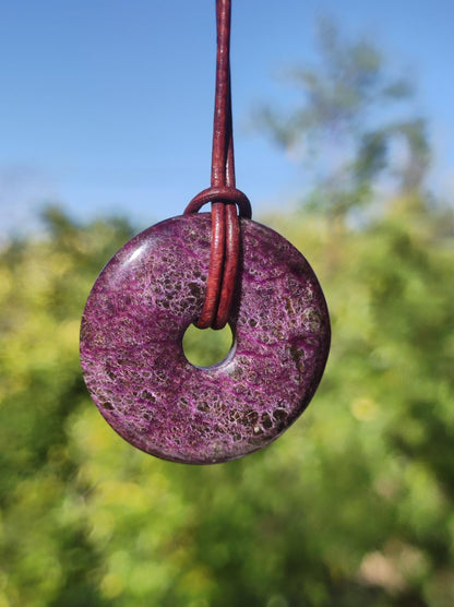 Stichtit ~ Edelstein Donut Kette Pi Scheibe Schutzsymbol Lila violett HIPPIE Chakra Boho Ethno Heilstein Kleidung Festival Purpur Rarität