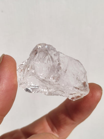 Clear rock crystal level AAA raw charging and discharging gemstones water stone drinking water gemstone water chakra healing stone natural medicine energy water