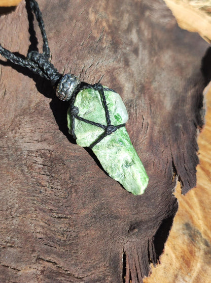 Cristal Diopside ~ Collier de pierres précieuses en macramé ~ HIPPIE ~ GOA ~ Boho ~ Ethno ~ Nature ~ Pierre de guérison ~ Oeil