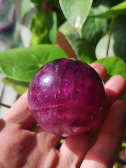 Fluorite rose rose rouge ~ Boule de pierres précieuses magique Massage et décoration Sphère Boule de jeu en cristal Méditation HIPPIE GOA Pierre de guérison ethnique Trésor naturel