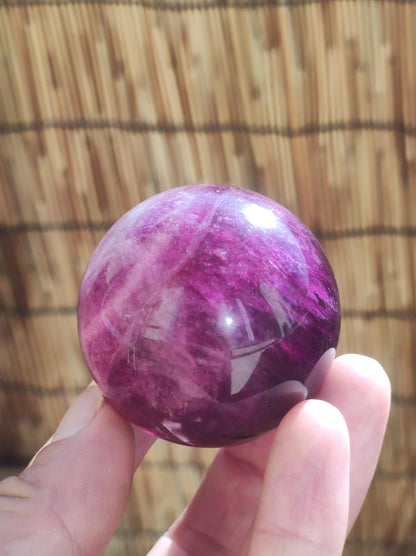 Fluorite rose rose rouge ~ Boule de pierres précieuses magique Massage et décoration Sphère Boule de jeu en cristal Méditation HIPPIE GOA Pierre de guérison ethnique Trésor naturel